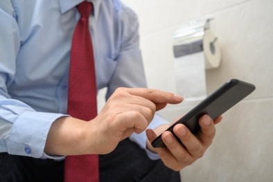 'Nghiện' điện thoại trong toilet, giới trẻ đối mặt bệnh trĩ sớm